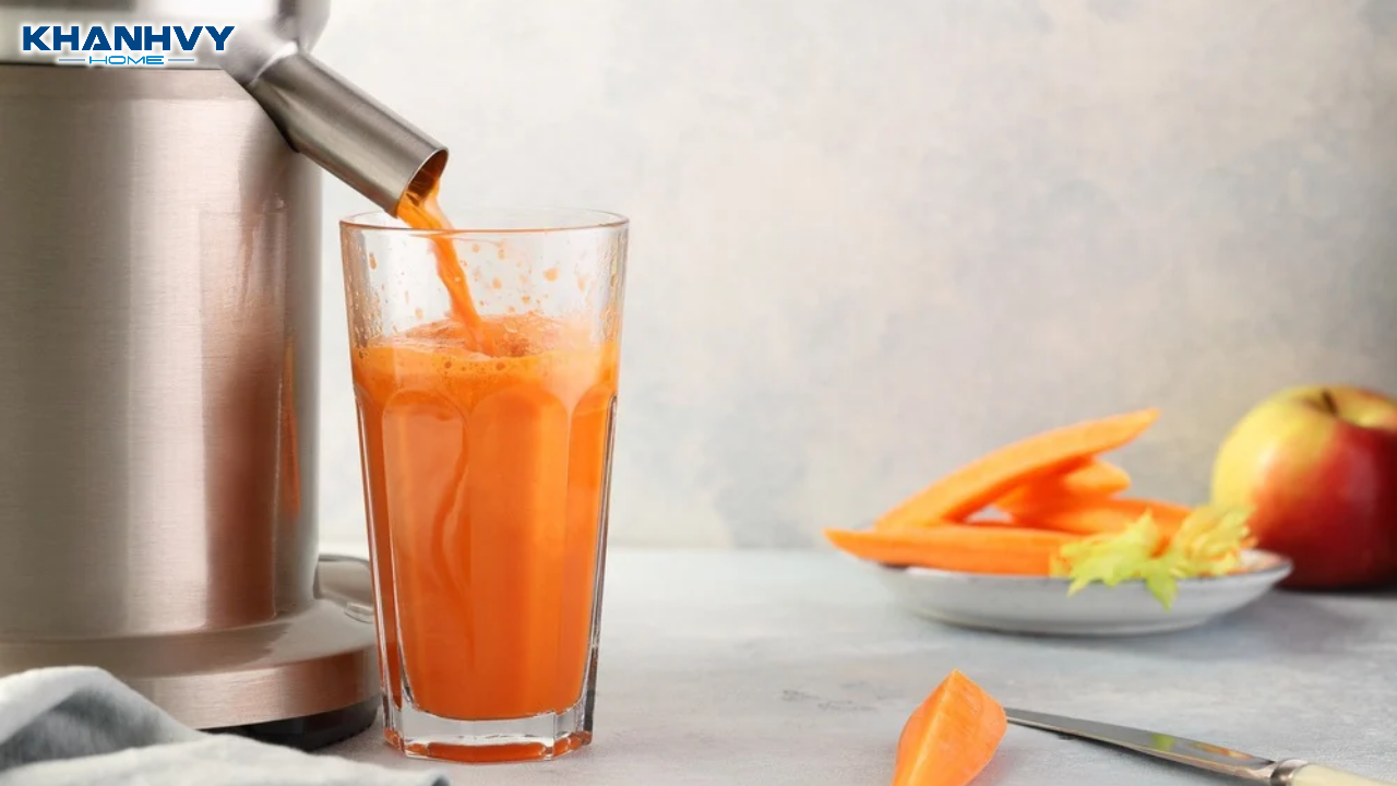 Nước ép táo thơm cà rốt ngọt thanh, dễ uống tại nhà