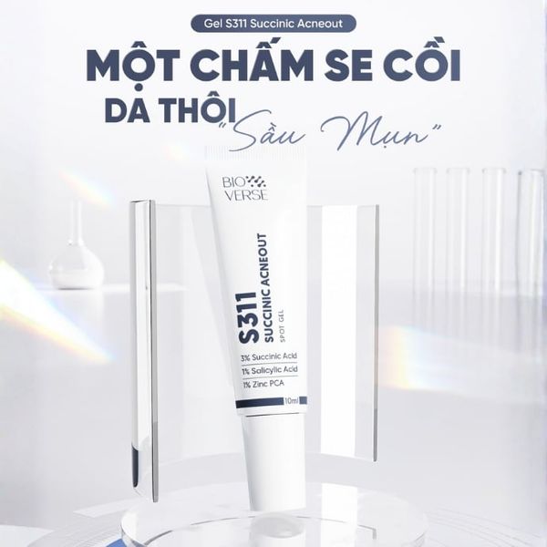 Hướng dẫn sử dụng và bảo quản  Rửa mặt sạch để loại bỏ bụi bẩn sau đó sử dụng toner hoặc nước hoa hồng cân bằng da. Lấy một lượng nhỏ Gel S311 và chấm trực tiếp lên nốt mụn.  Sử dụng 3-5 ngày/tuần để đạt hiệu quả tối ưu. Không sử dụng cho phụ nữ mang thai và cho con bú. Lưu ý nhớ đậy kín nắp sau khi sử dụng, bảo quản sản phẩm ở nơi khô ráo và môi trường ẩm ướt để duy trì chất lượng hoạt chất tốt nhất. Đánh thức làn da khỏe đẹp, tự tin sạch mụn cùng Bioverse Mỗi nốt mụn xuất hiện đều mang theo một chút lo lắng và thiếu tự tin, nhưng đừng vì thế mà quên yêu thương làn da của mình. Hãy để Gel Chấm Mụn Hỗ Trợ Giảm Khuẩn Và Se Còi Mụn Bioverse S311 Succinic Acneout Spot Gel nhẹ nhàng chăm sóc, xoa dịu những vết sưng đỏ và giúp làn da bạn dần trở lại trạng thái mịn màng, khỏe mạnh như ban đầu. Sự thay đổi không đến sau một đêm, nhưng từng ngày trôi qua, bạn sẽ cảm nhận được làn da sáng, sạch mụn và tự tin hơn chính bởi sự kiên nhẫn và yêu thương bản thân. Và nếu bạn đang tìm kiếm một địa chỉ đáng tin cậy để chọn lựa những sản phẩm chăm sóc da chính hãng, an toàn và hiệu quả, Lam Thảo Cosmetics sẽ luôn là người bạn đồng hành đáng tin cậy trên hành trình ấy. Các sản phẩm tại Lam Thảo đều được chọn lựa bằng cả tâm huyết và tình yêu dành cho làn da của bạn.