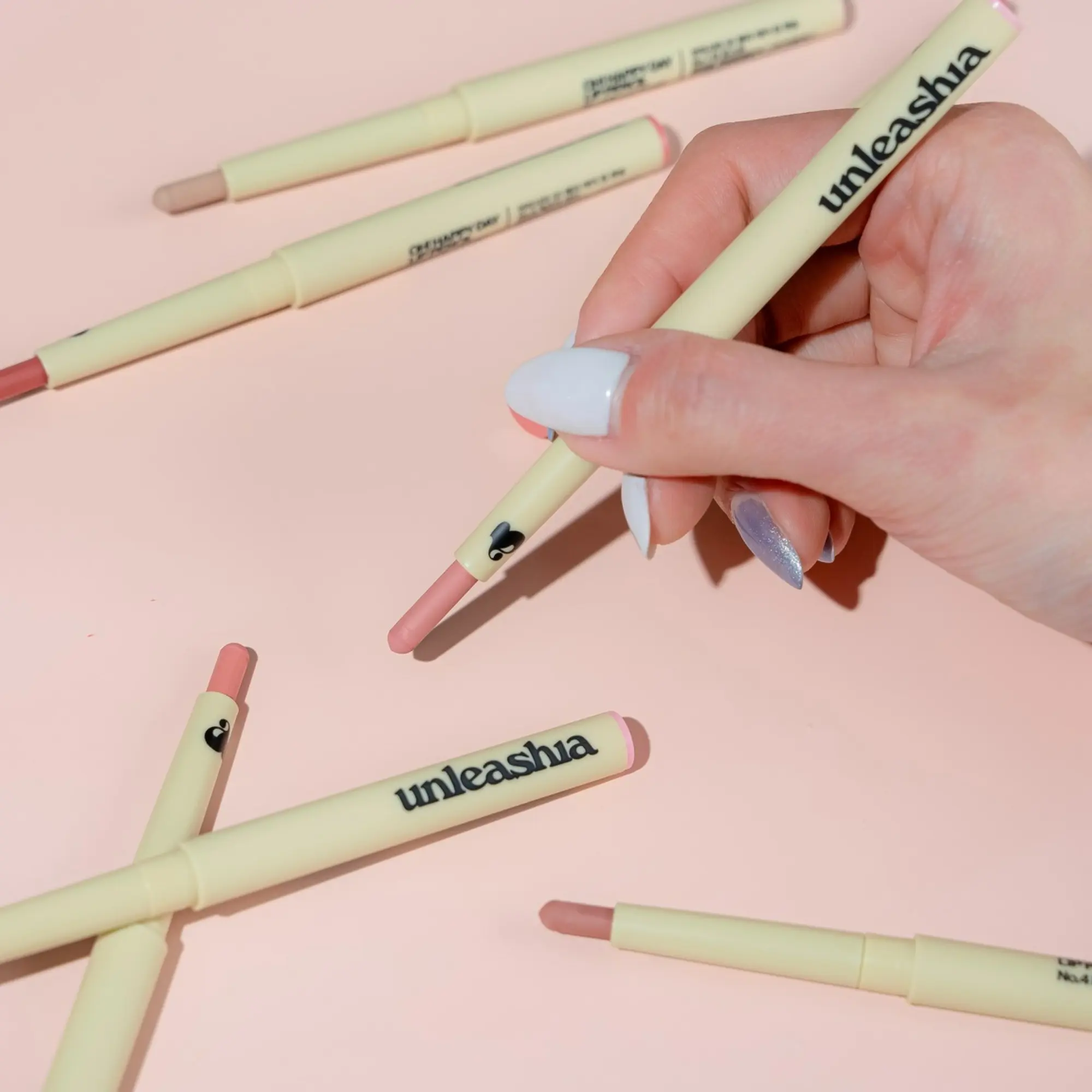 chì kẻ viền môi