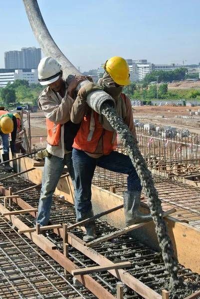 Từ trạm trộn đến công trường Ống hút xả xi măng hoạt động như thế nào trong hệ thống vận chuyển