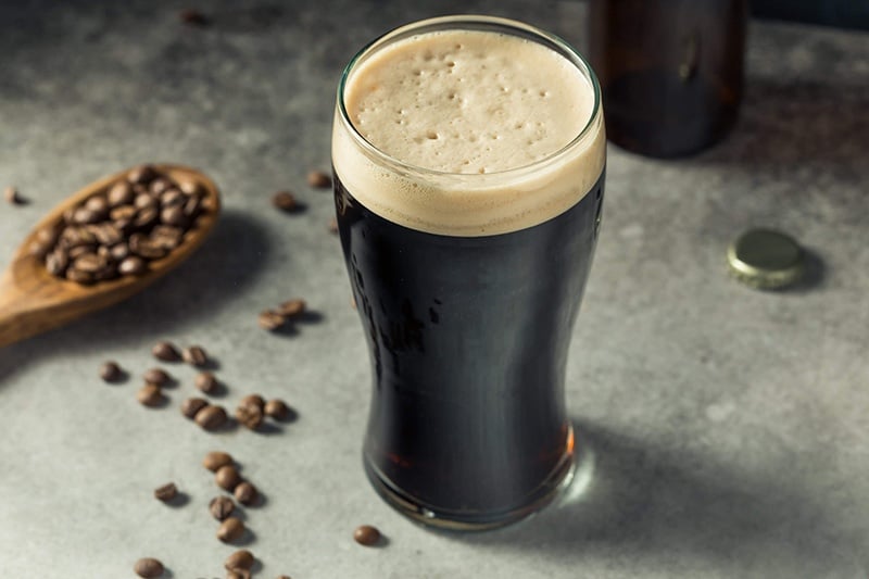 Bia Stout là gì? Dòng bia đen đậm vị dành cho người sành