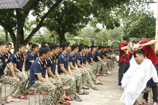 Khoảnh khắc khác lạ: Chiến sĩ Đặc công trên ghế cắt tóc trước thềm 2/9