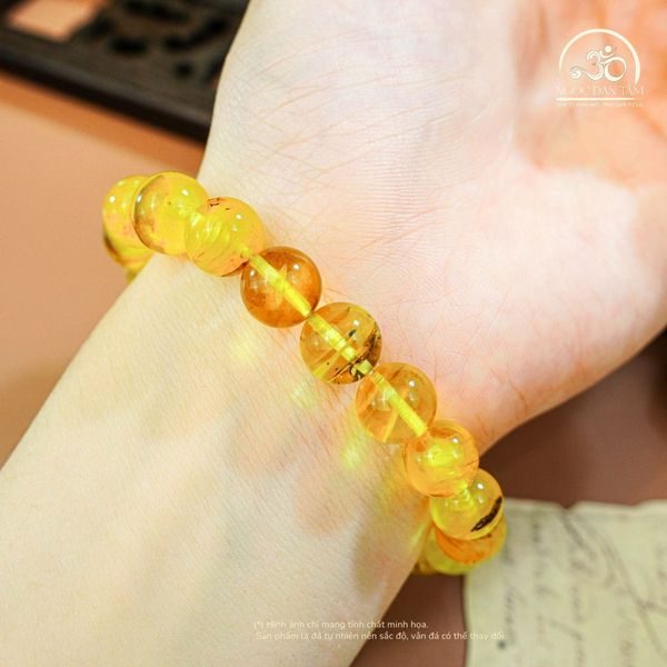 Hổ Phách có sắc vàng nâu ấm, trọng lượng nhẹ