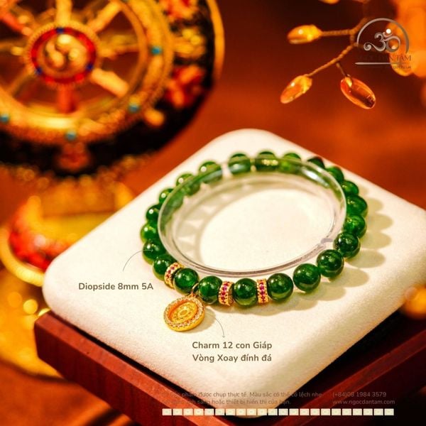 Charm bạc mạ vàng làm nổi bật vòng tay