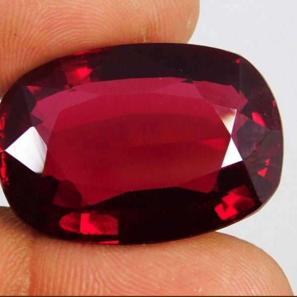 Ruby có màu huyết bồ câu