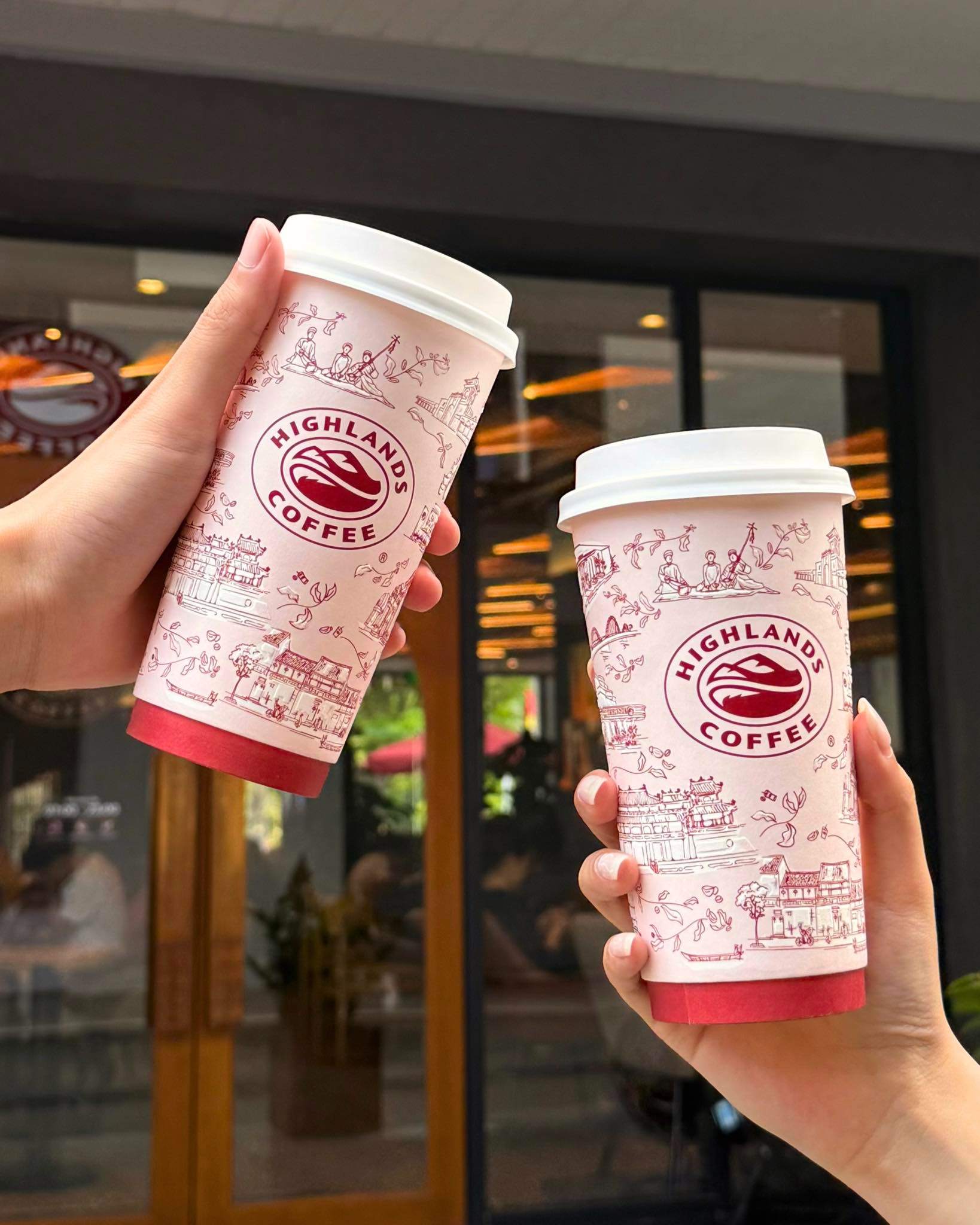 HIGHLANDS COFFEE ĐÃ BIẾN ‘CỐC CÀ PHÊ BÌNH THƯỜNG’ THÀNH BIỂU TƯỢNG QUỐC DÂN NHƯ THẾ NÀO?