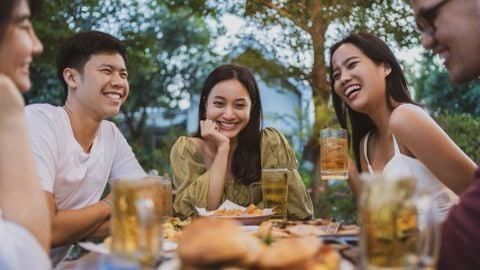 Tiệc tùng miên man với chiếc bụng giới hạn: Làm sao để giữ bụng mãi khỏe?