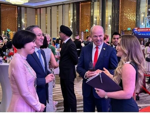 CEO Klever Group cùng Đại sứ Canada tại Việt Nam