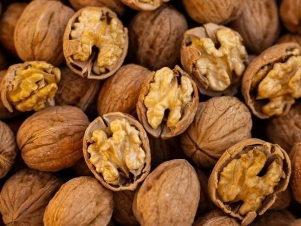 Quả óc chó giàu Omega-3 tốt cho não bộ và tim mạch.