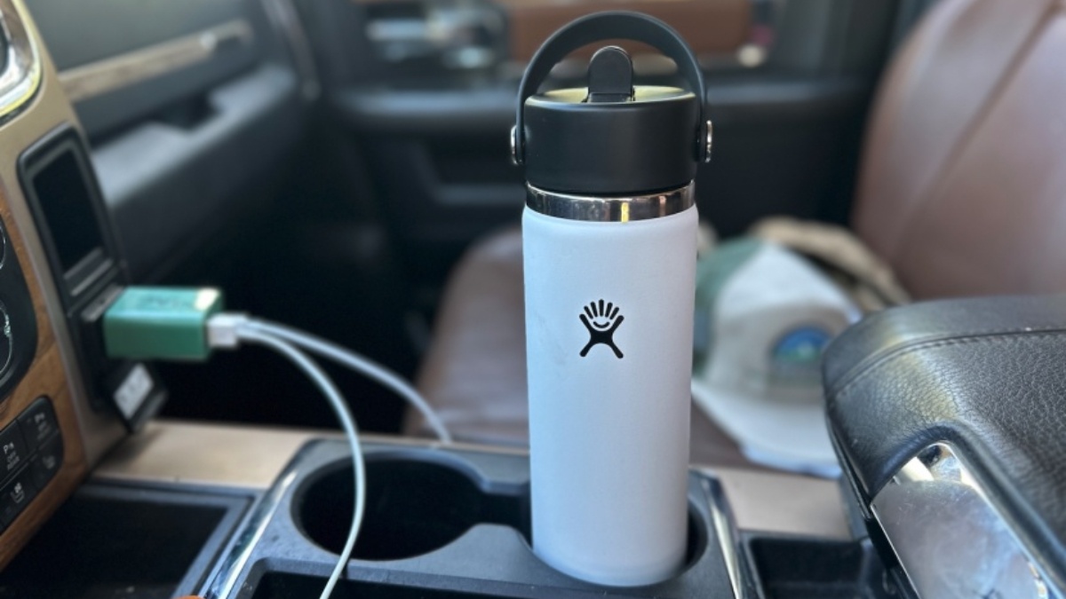 Để bình giữ nhiệt trong ô tô có nguy hiểm không? Những nguy hiểm tiền ẩn