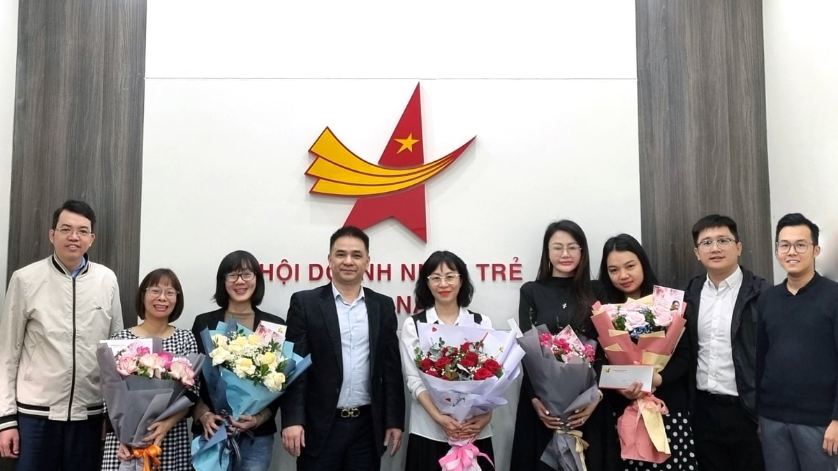 20+ món quà 8/3 tặng nhân viên nữ tinh tế và ý nghĩa