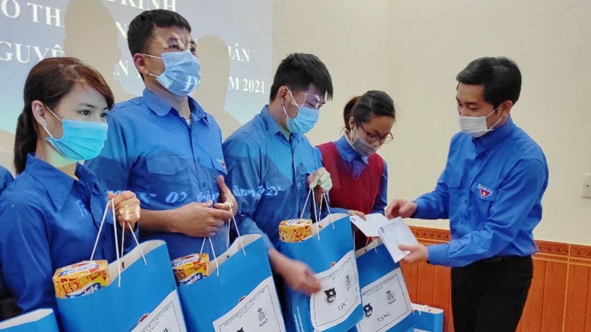 Gợi ý 20+ quà tặng công nhân thiết thực, ghi điểm với người lao động
