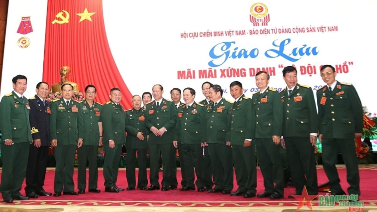 Tổng hợp 15 mẫu quà tặng hội cựu chiến binh ý nghĩa và trang trọng