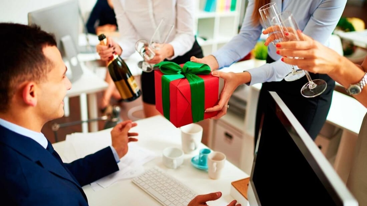 Quà tặng sếp nước ngoài: 15+ gợi ý tinh tế và ghi điểm tuyệt đối