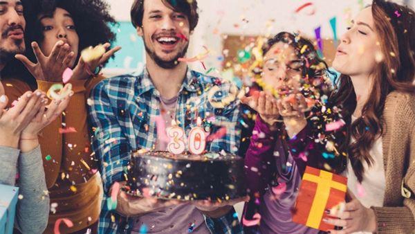 Gợi ý 30+ quà tặng sinh nhật cho nhân viên ý nghĩa, gắn kết đội ngũ