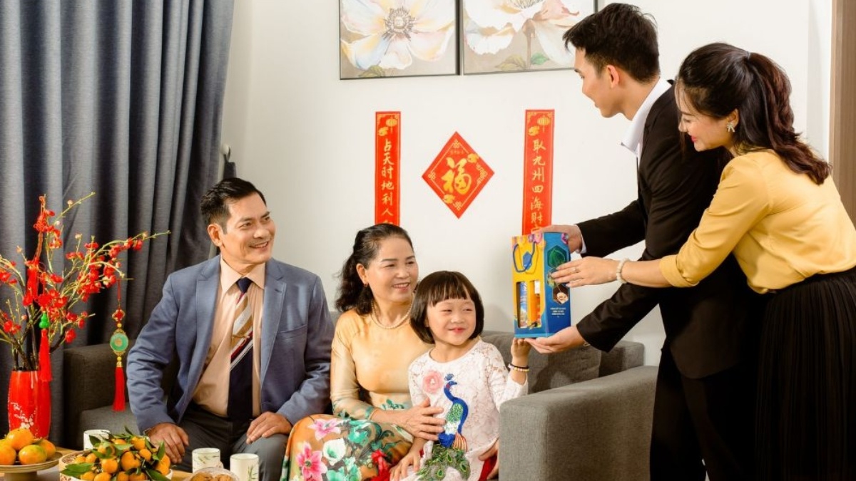 Gợi ý 20+ món quà Tết biếu bố mẹ chồng tinh tế, 