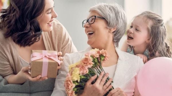 Tặng quà cho người lớn tuổi: Điểm mặt 20+ món quà tinh tế và ý nghĩa