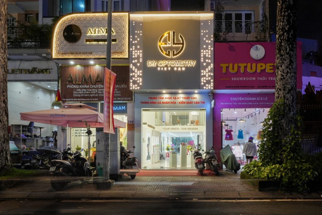 Vì sao nên cắt kính đa tròng Varilux tại EnY Optometry