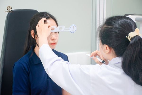 Đo khám thị đầy đủ và chính xác Đo khám thị đầy đủ và chính xác