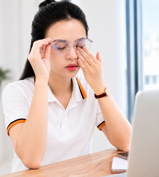 Thói quen 3: Thường xuyên dụi mắt bằng tay