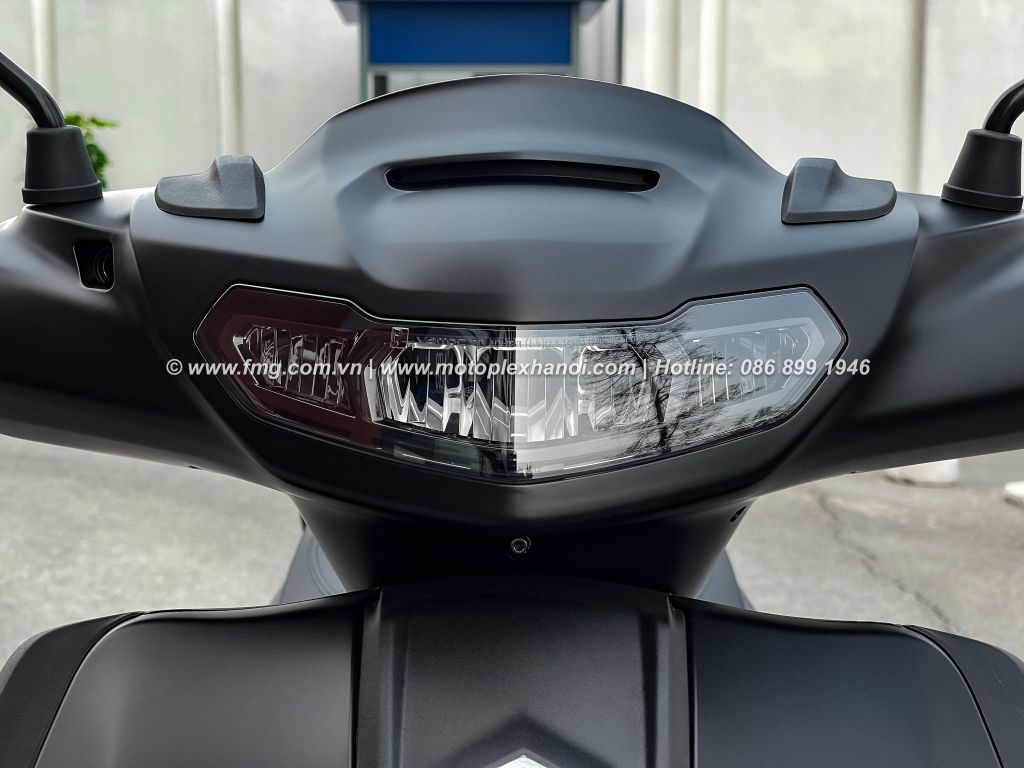 Cụm đèn LED ngang 3 khoang, trong đó khoang chính giữa là đèn chiếu gần và 2 khoang 2 bên là đèn chiếu xa