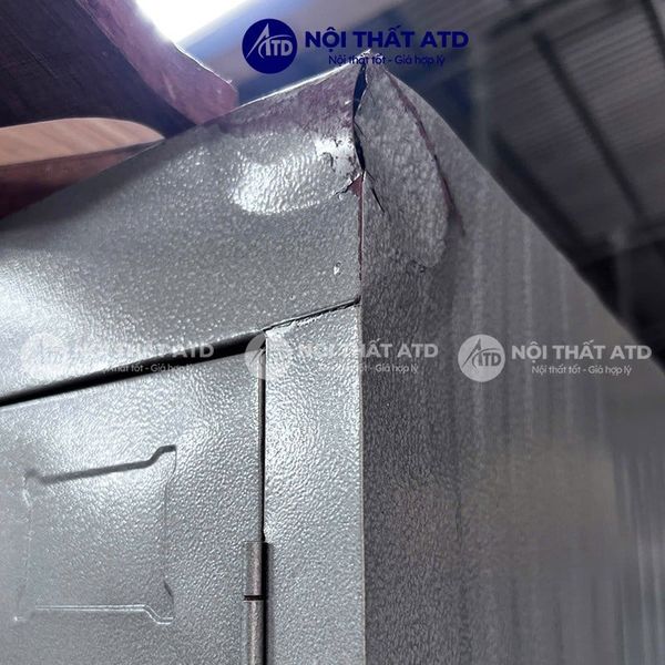 Bề mặt tủ locker bị hoen gỉ