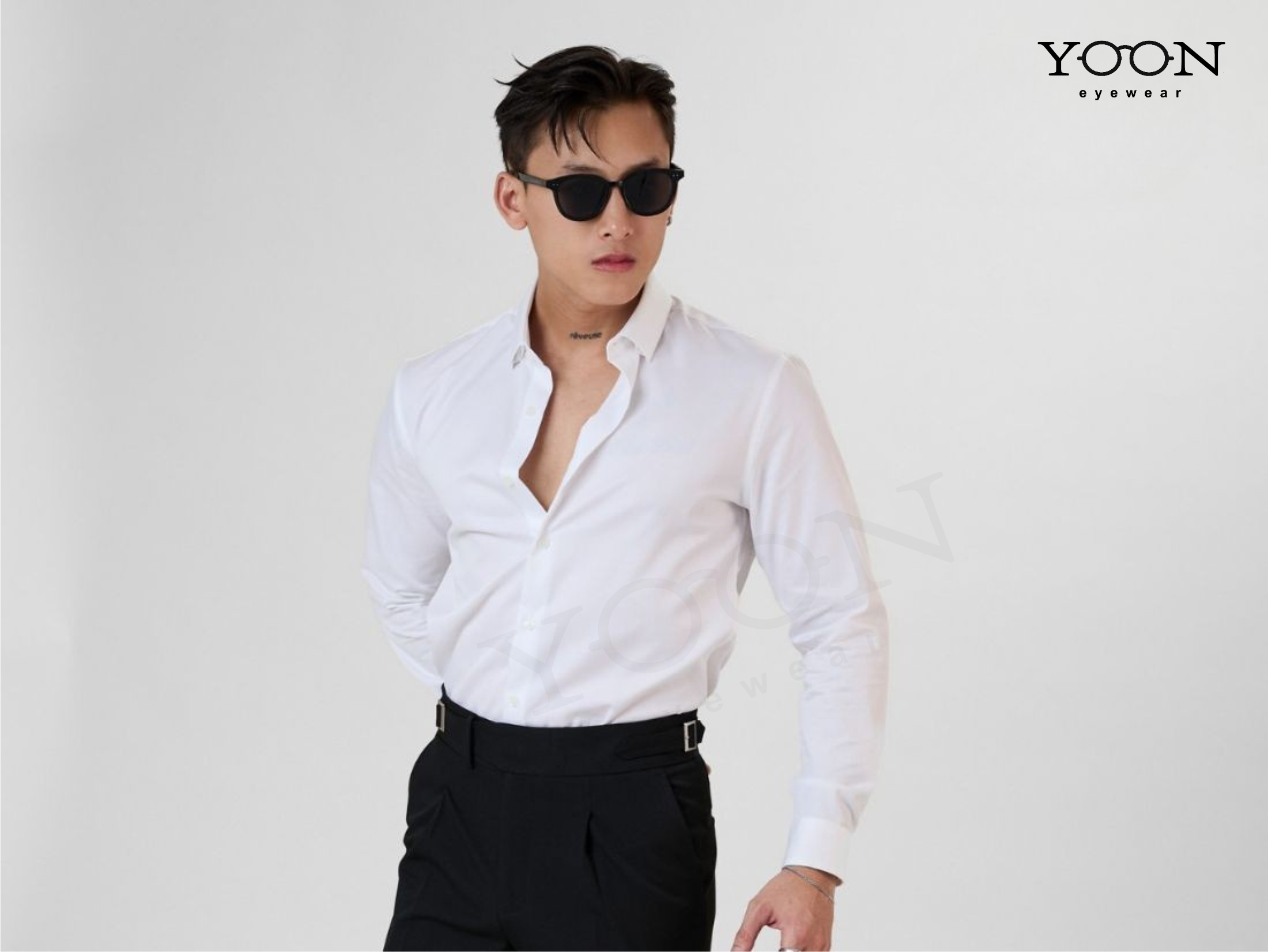 2. Sơ Mi – Dễ Kết Hợp Với Mọi Kiểu Kính