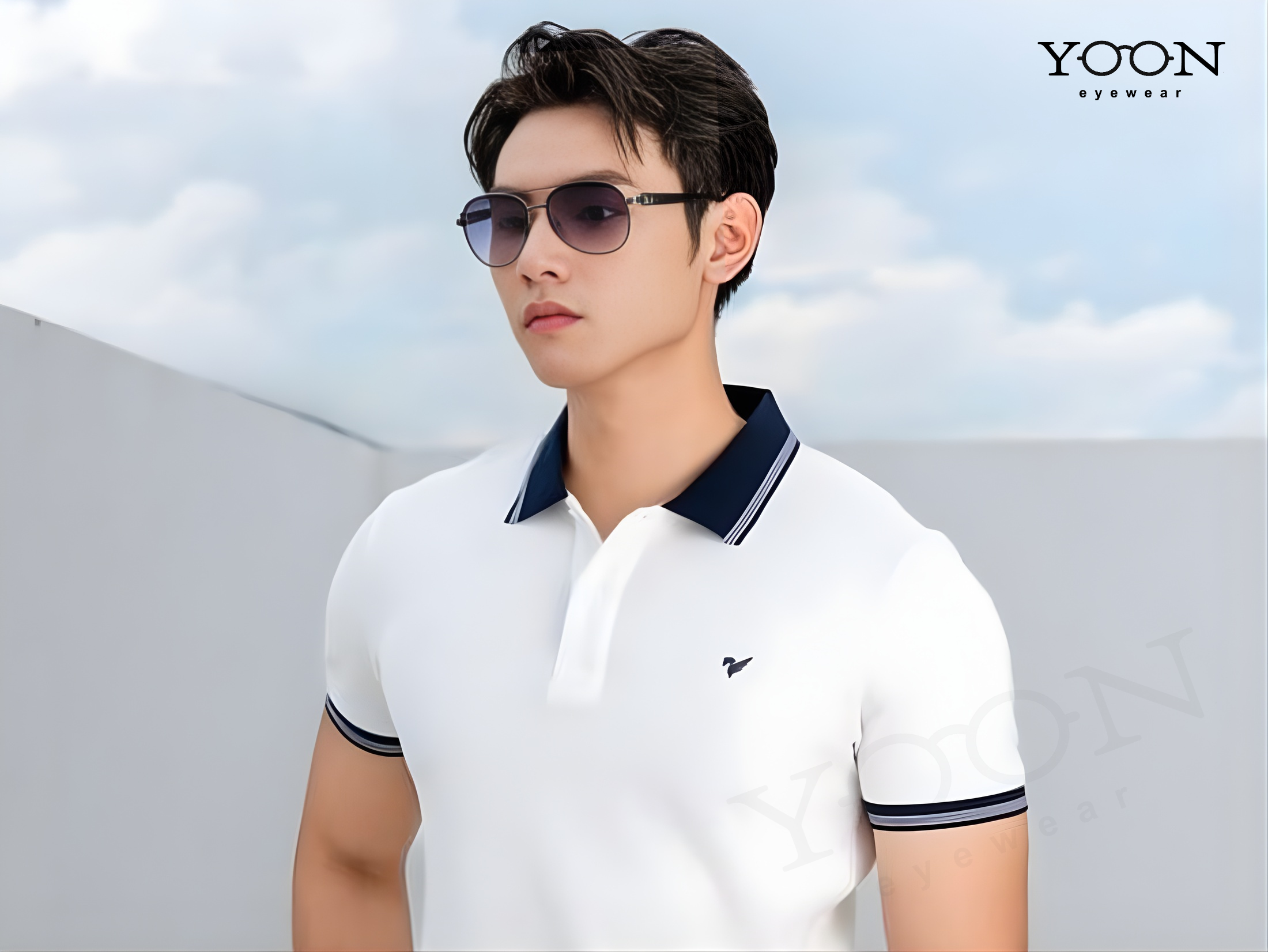 5. Áo Polo & Quần Tây – Hợp Kính Gọng Kim Loại Tối Giản