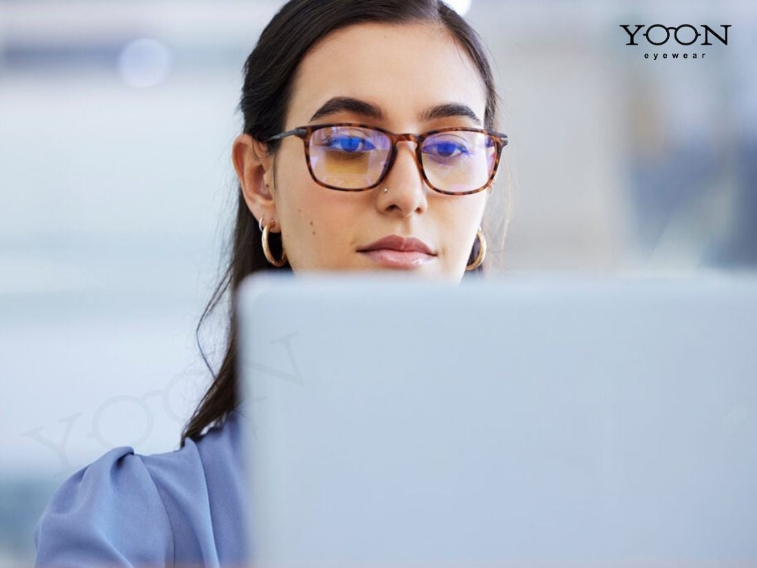 CÓ NÊN ĐEO KÍNH CHỐNG ÁNH SÁNG XANH CẢ NGÀY KHÔNG?