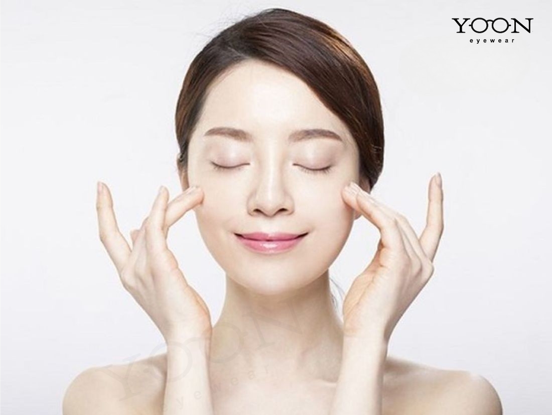 Dưỡng Ẩm Cho Vùng Da Quanh Mắt
