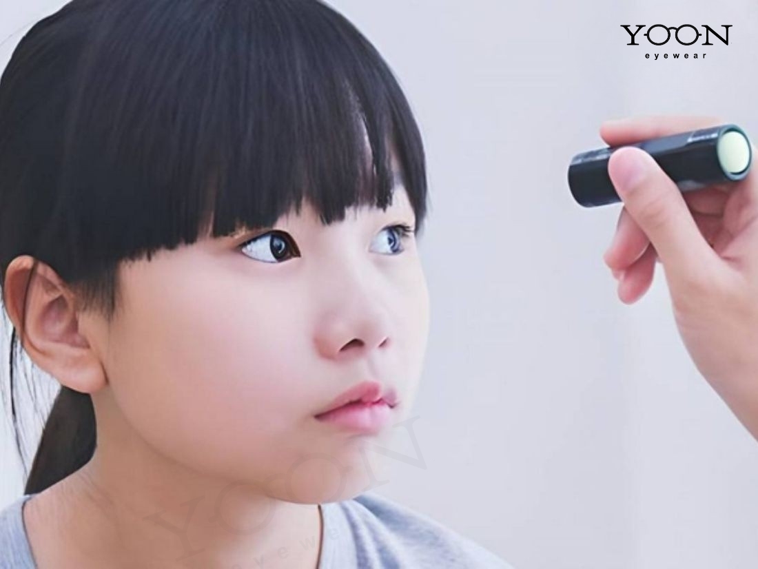 DẤU HIỆU NHẬN BIẾT SỚM TẬT KHÚC XẠ Ở TRẺ EM