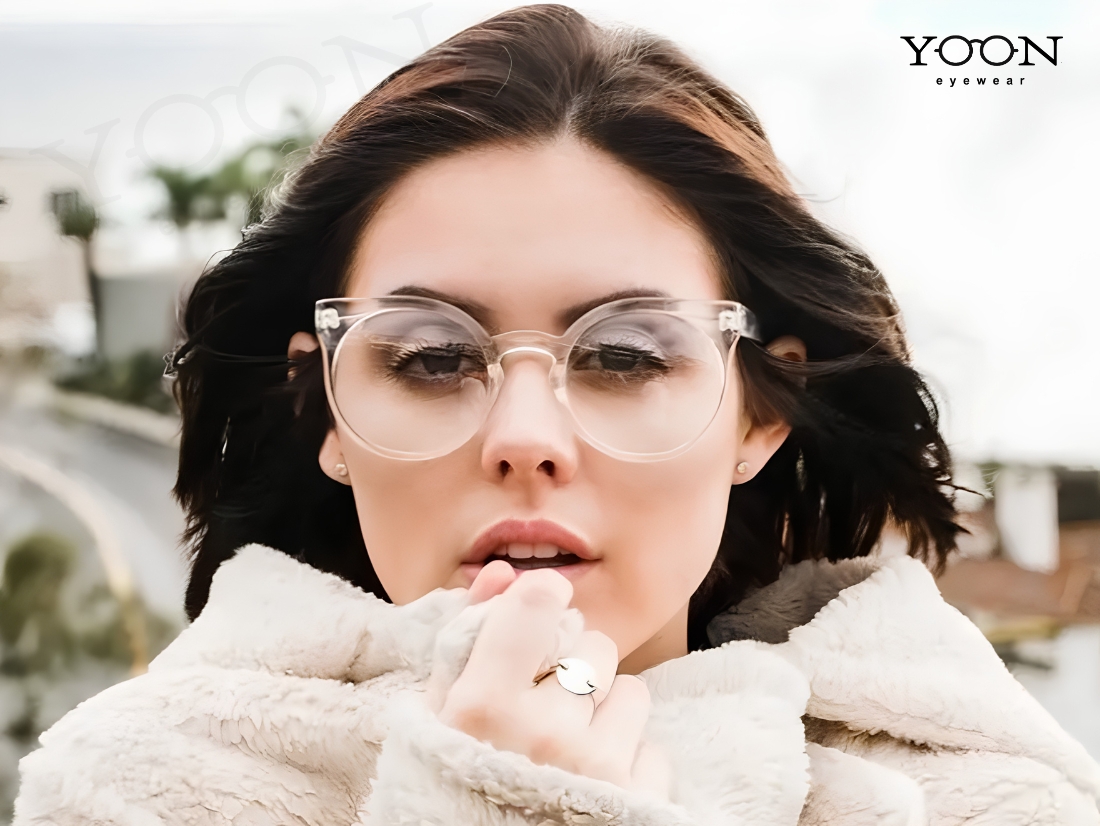Kính Trong Suốt Và Tone Nude