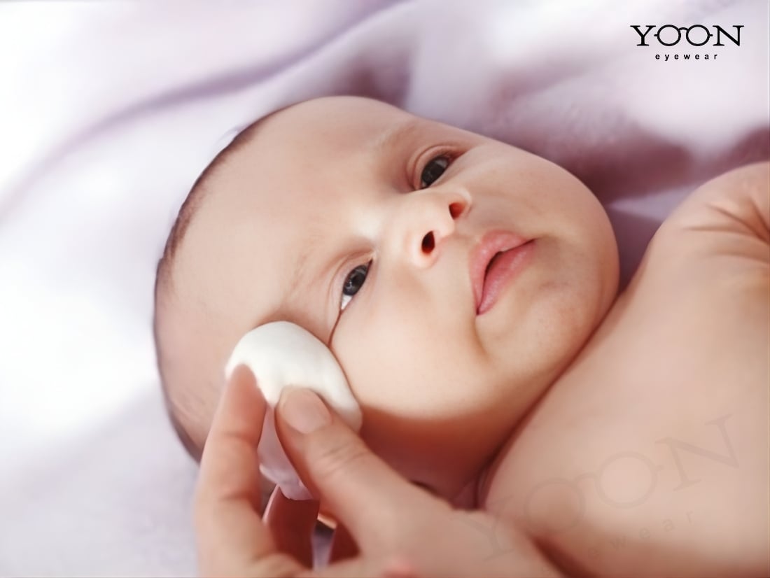 Làm Sạch Ghèn Mắt Cho Trẻ