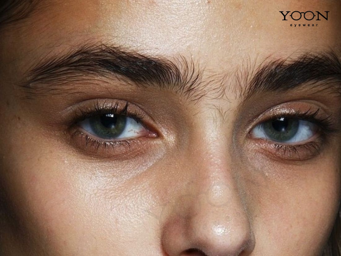 Lông mày rậm giao nhau ở giữa