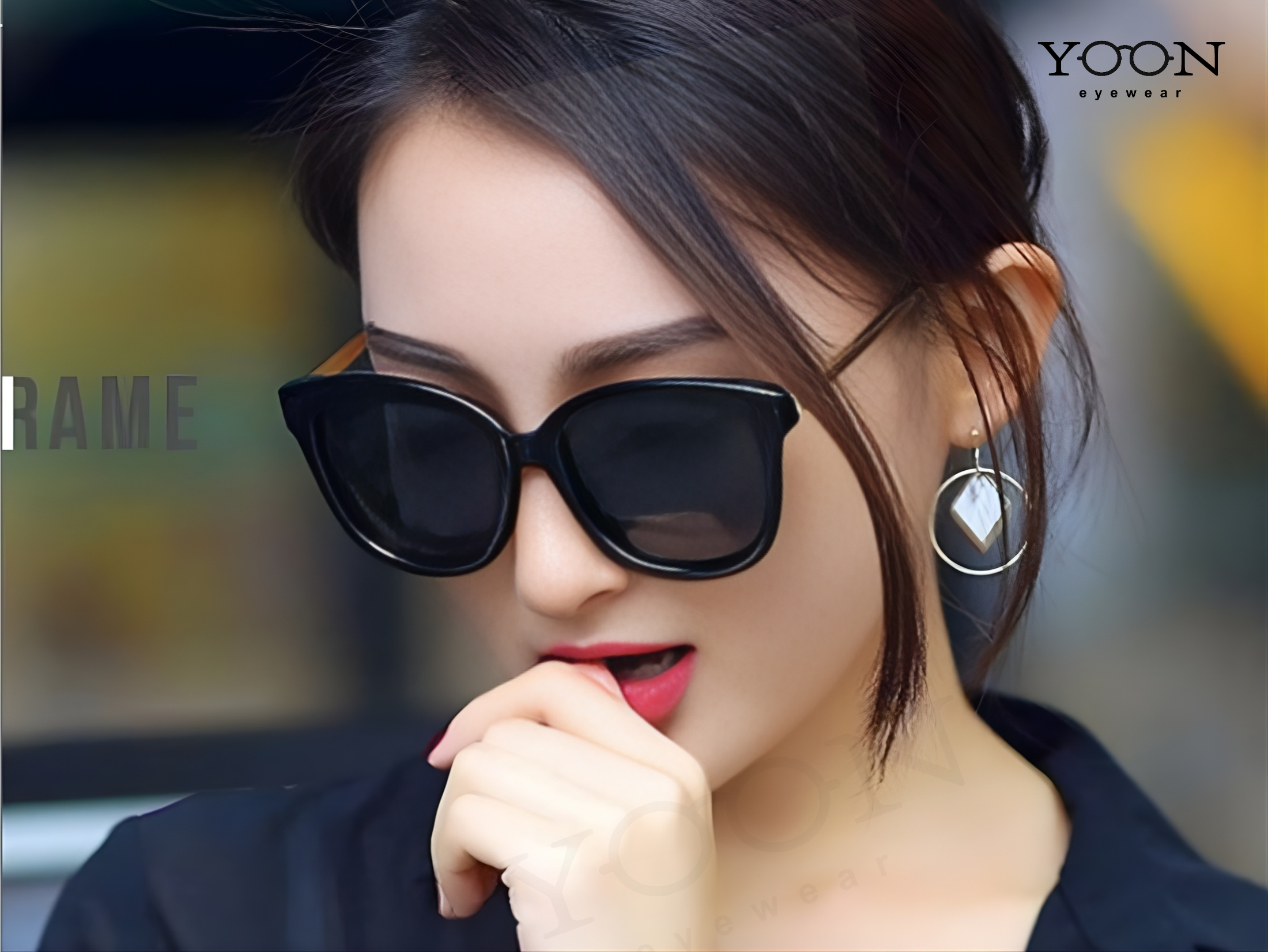 PHỐI MÀU MẮT KÍNH VỚI TRANG PHỤC CÔNG SỞ
