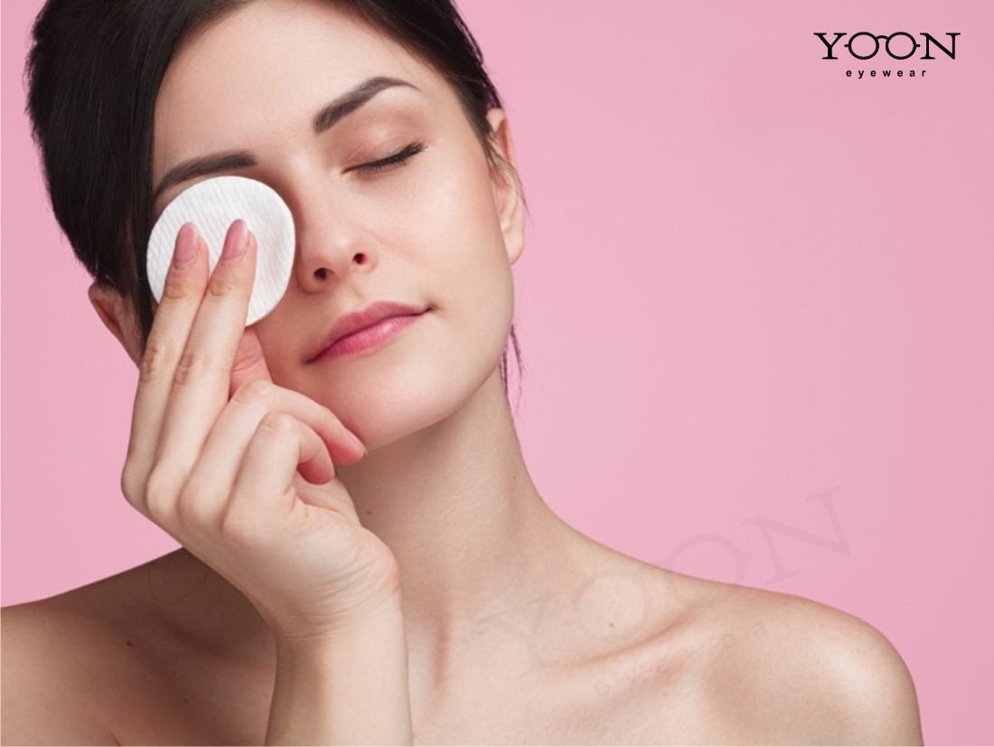 Tẩy trang kỹ vùng mắt