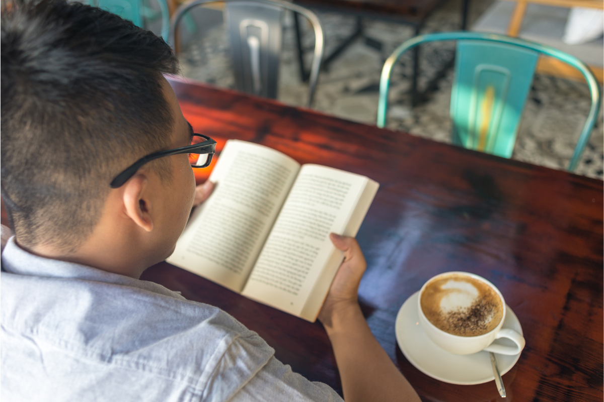 Đọc sách ở quán cafe là làm màu?