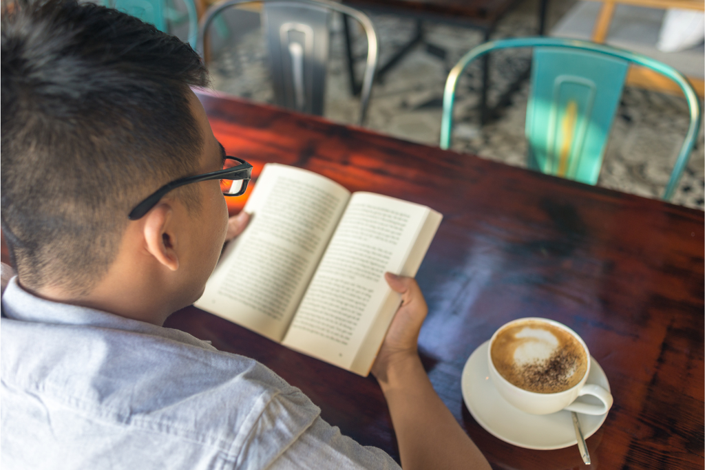 Đọc sách ở quán cafe là làm màu?