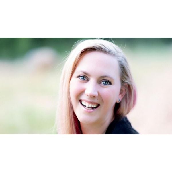 Rebecca Yarros bùng nổ trên bảng xếp hạng sách bán chạy