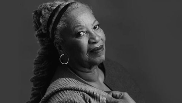 Toni Morrison: Người Gác Đền Gìn Giữ Ký Ức Của Một Cộng Đồng