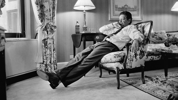 V.S. Naipaul: Tại Sao Tôi Viết Sách Phi Hư Cấu?
