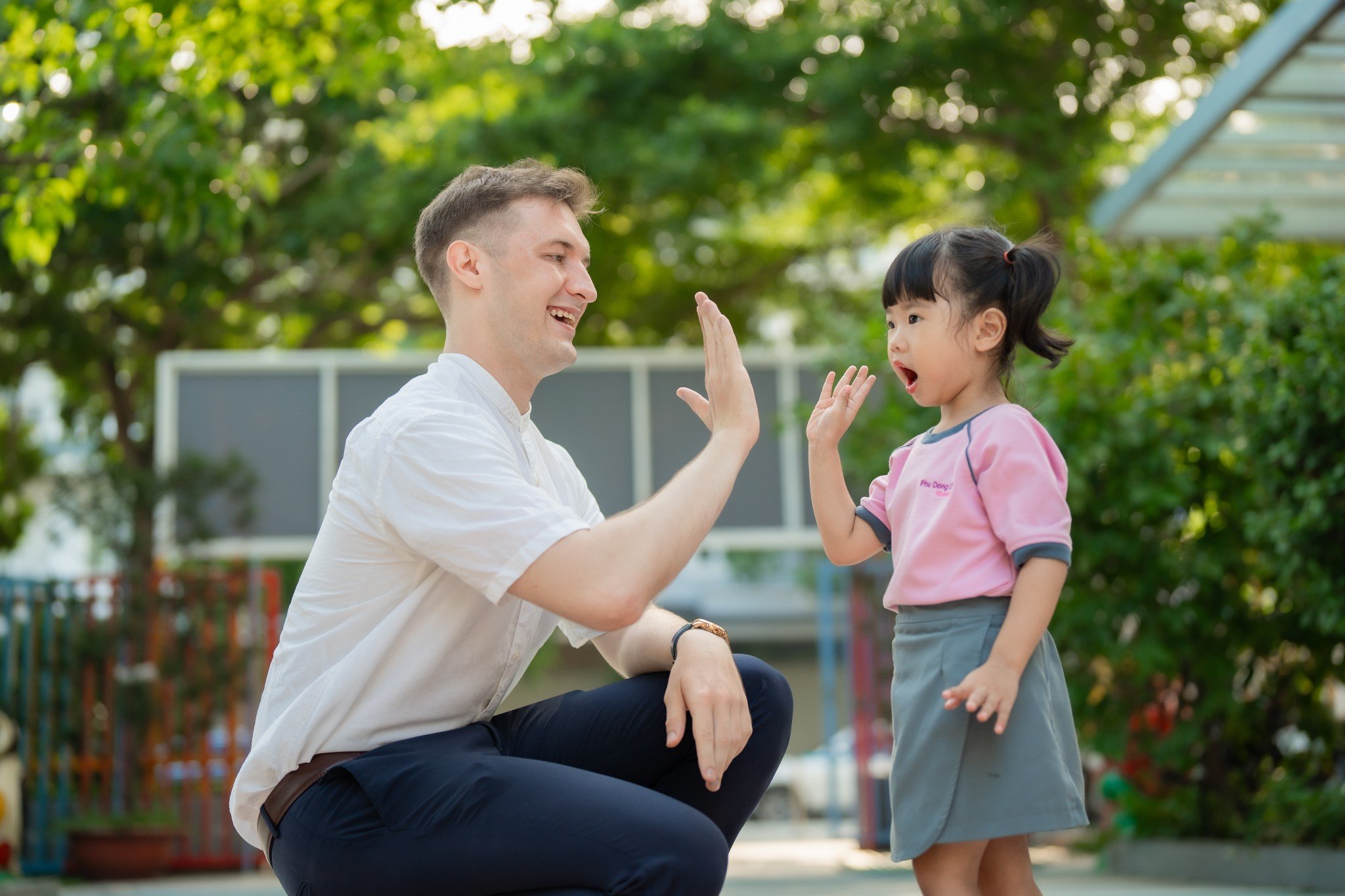 CÂU CHUYỆN ĐỒNG HÀNH CÙNG BA MẸ TRONG HÀNH TRÌNH NUÔI DƯỠNG EM BÉ SONG NGỮ