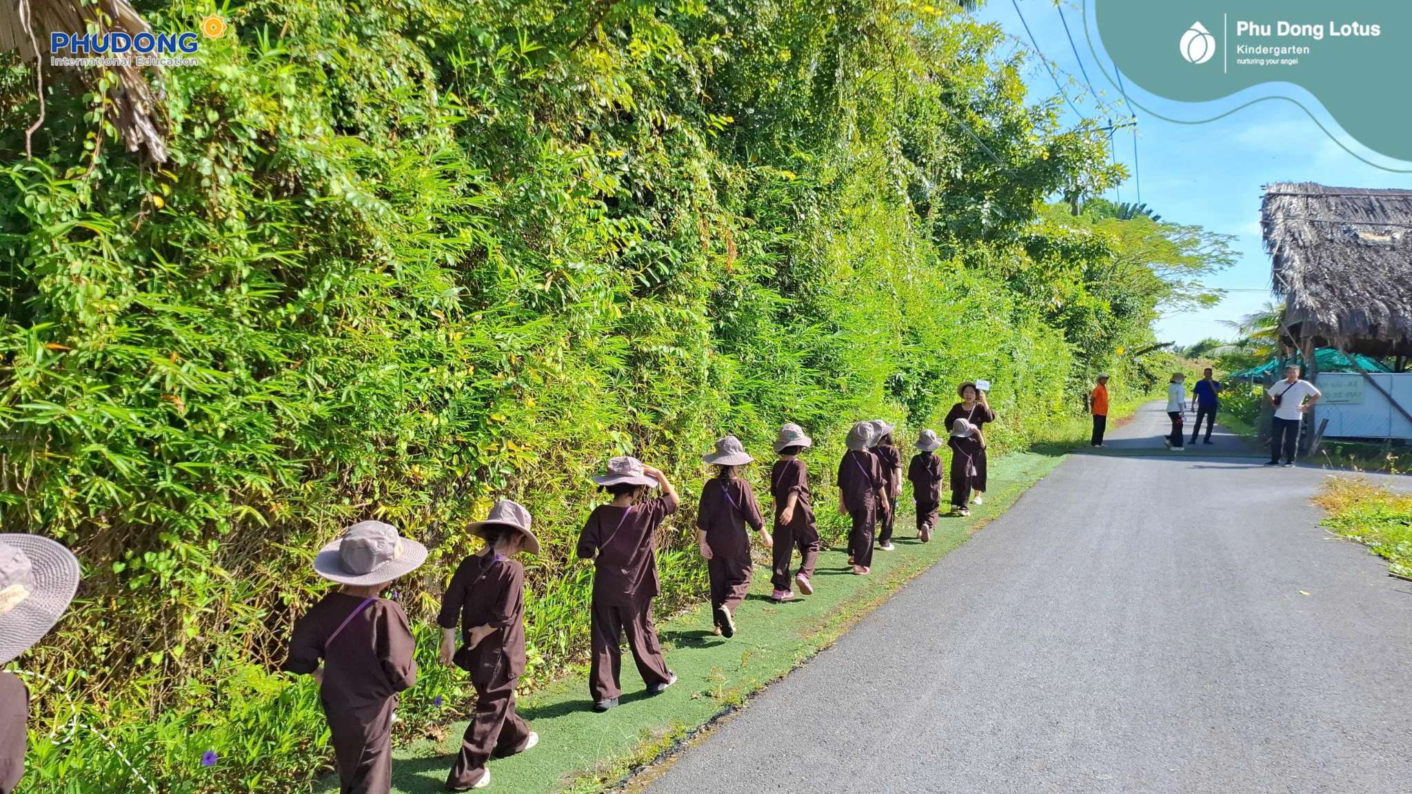 “CUỘC PHIÊU LƯU Ở NÔNG TRẠI RỒNG” CỦA EM BÉ PHU DONG LOTUS KINDERGARTEN
