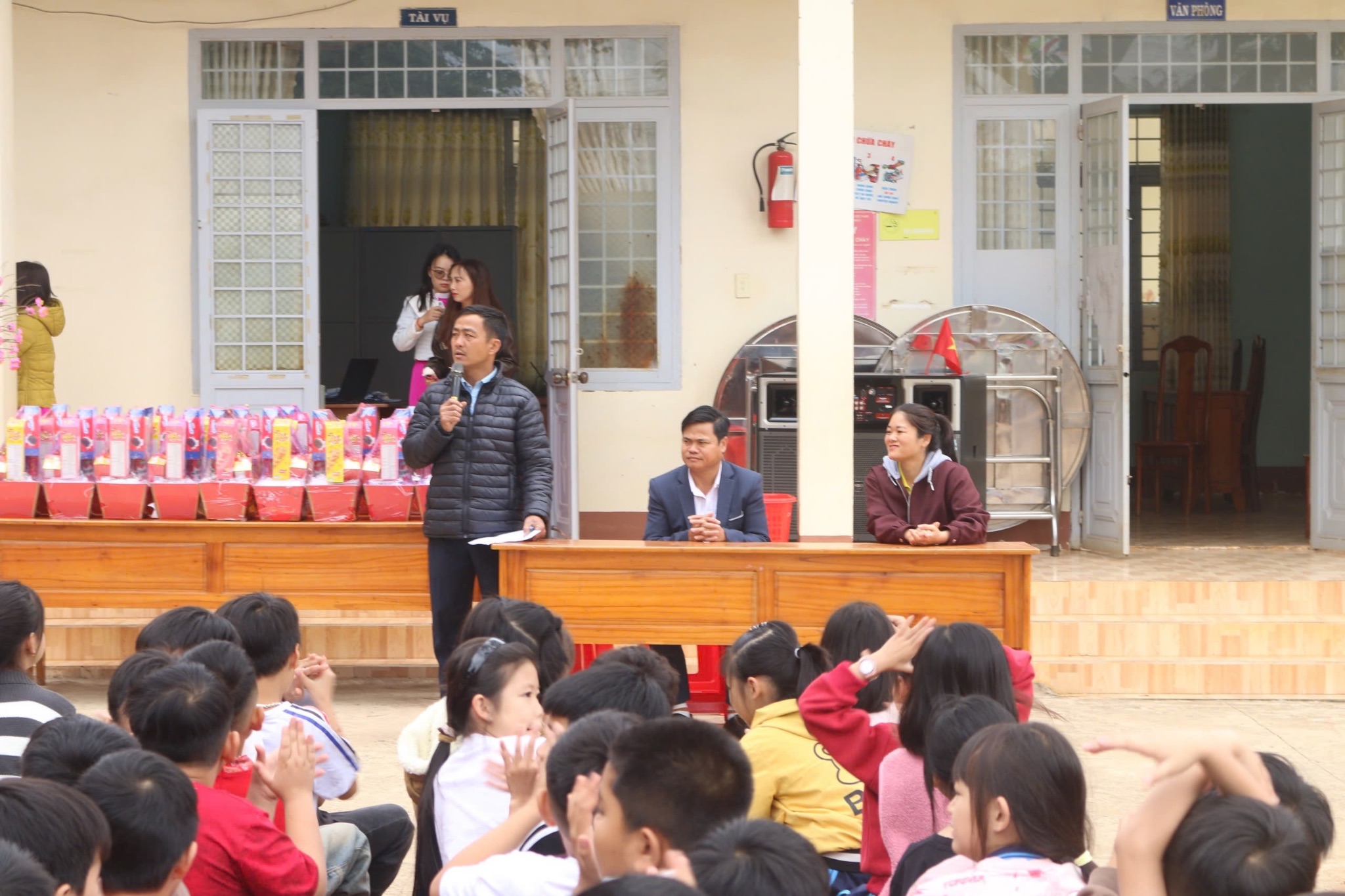 TRAO QUÀ TẾT YÊU THƯƠNG – LAN TỎA ẤM ÁP ĐẾN CÁC EM HỌC SINH KHÓ KHĂN