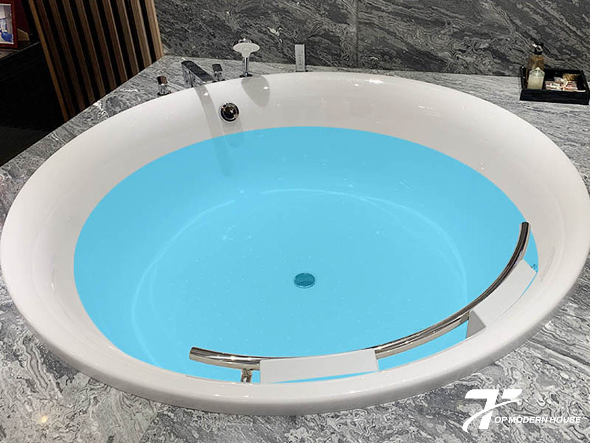 Bồn tắm xây TOTO loại tròn mang thiết kế mềm mại, sang trọng, phù hợp không gian rộng và tạo điểm nhấn thẩm mỹ cho phòng tắm.