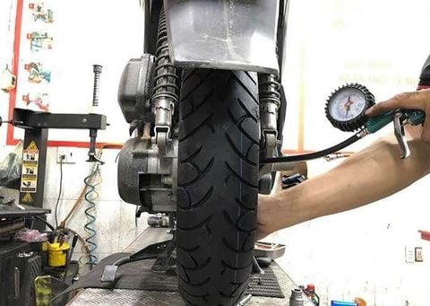 HƯỚNG DẪN BƠM LỐP XE MÁY ĐÚNG ÁP SUẤT - KIẾN THỨC CẦN CHO THỢ MỚI