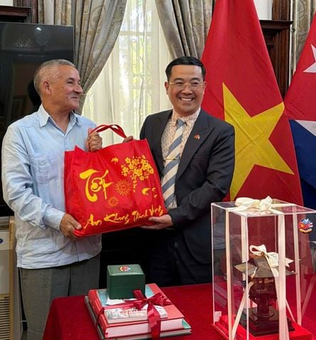 Món quà nhỏ tình cảm lớn của các đơn vị xuất bản Việt Nam dành cho các đồng nghiệp Cu Ba yêu quý