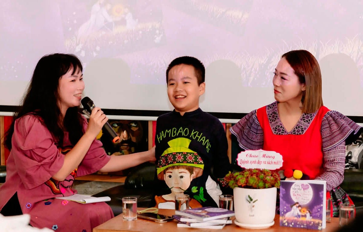 Cuốn sách song ngữ nhỏ và hành trình chữa lành trong mỗi gia đình