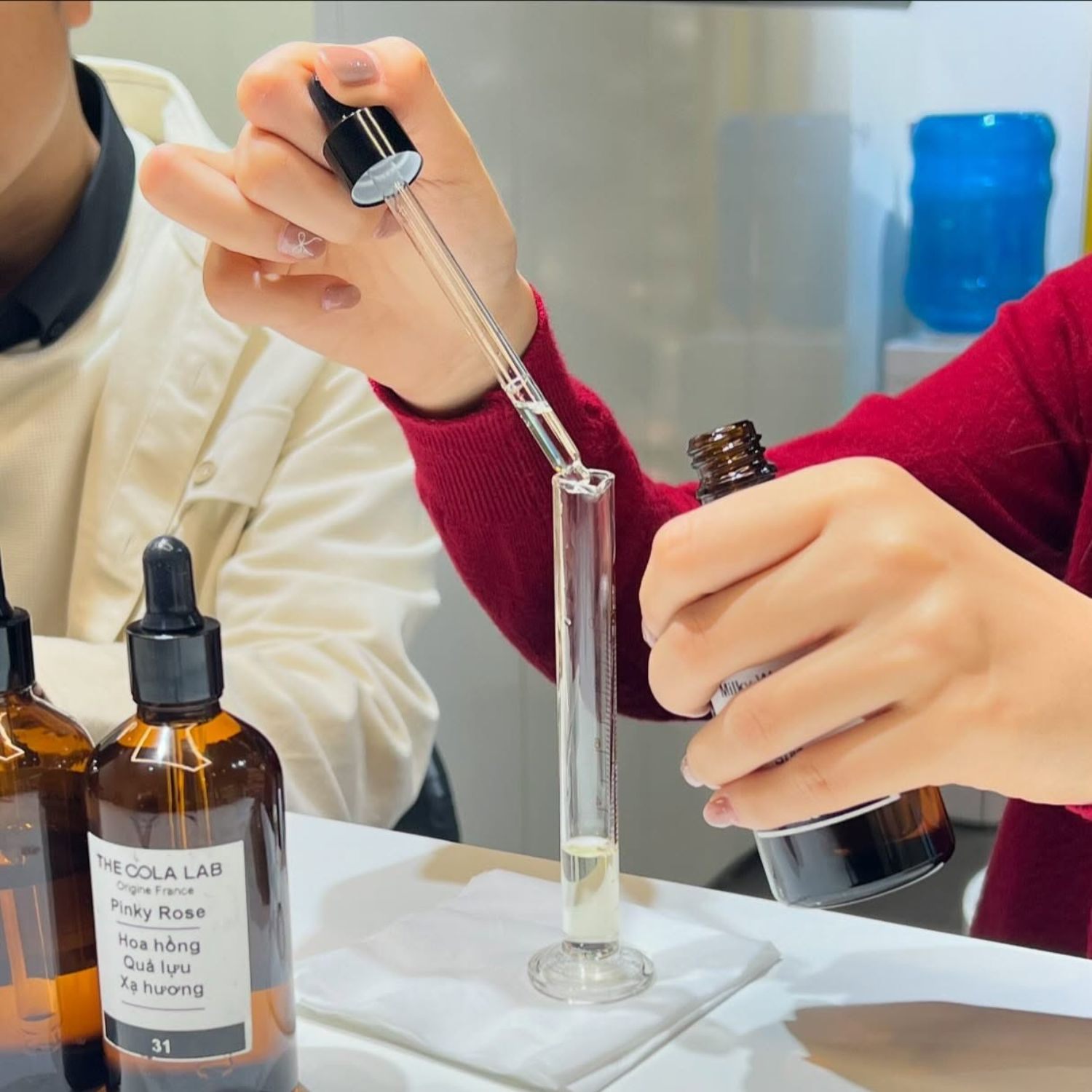 Vì Sao Nước Hoa Thủ Công Lại Được Yêu Thích Hơn Nước Hoa Công Nghiệp?