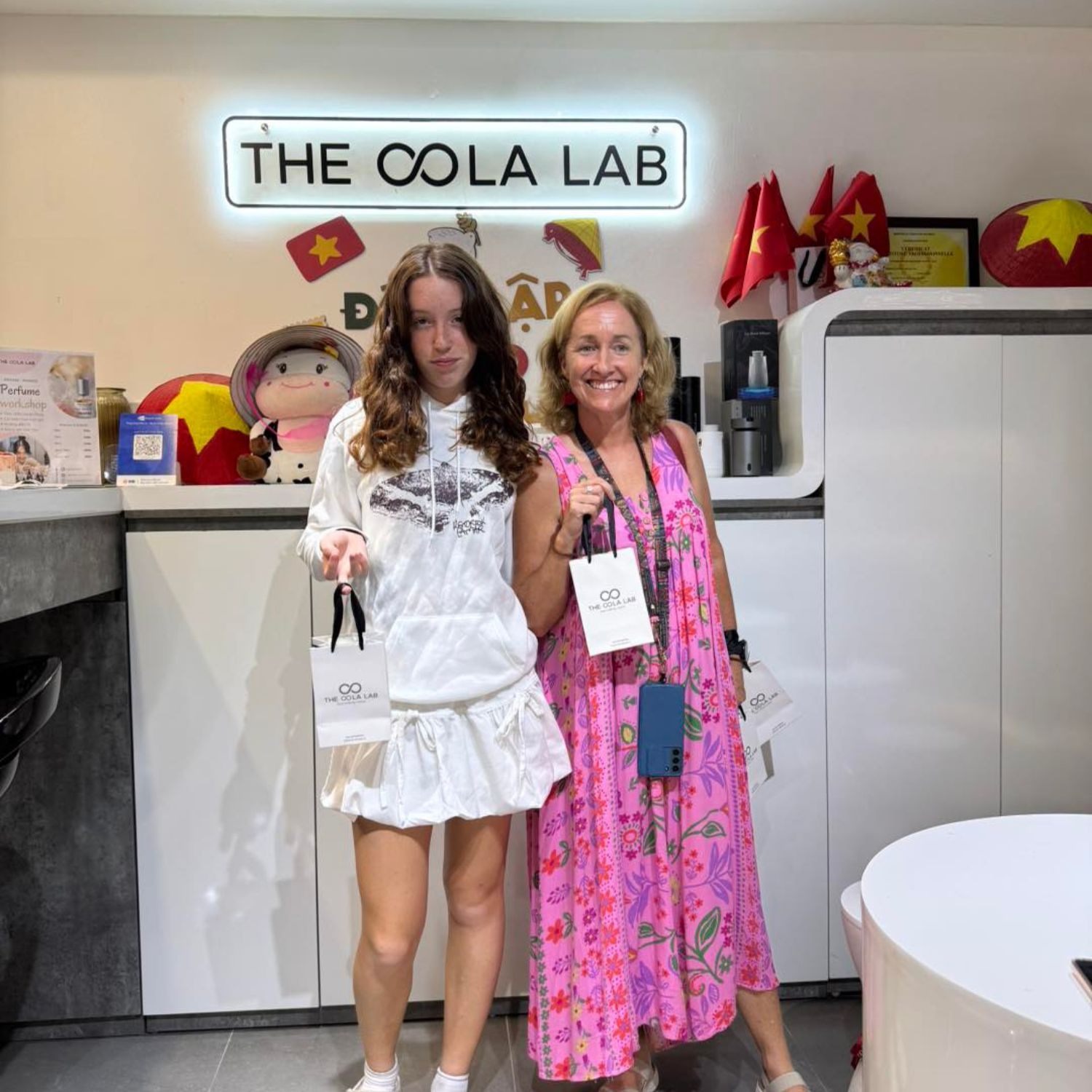 The OOla Lab: Pha Chế Nước Hoa Cá Nhân Hóa Tại Hà Nội